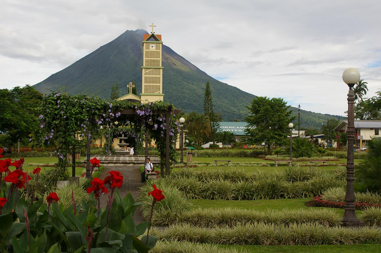 Volcan Arenal dominant la forêt tropicale près de La Fortuna