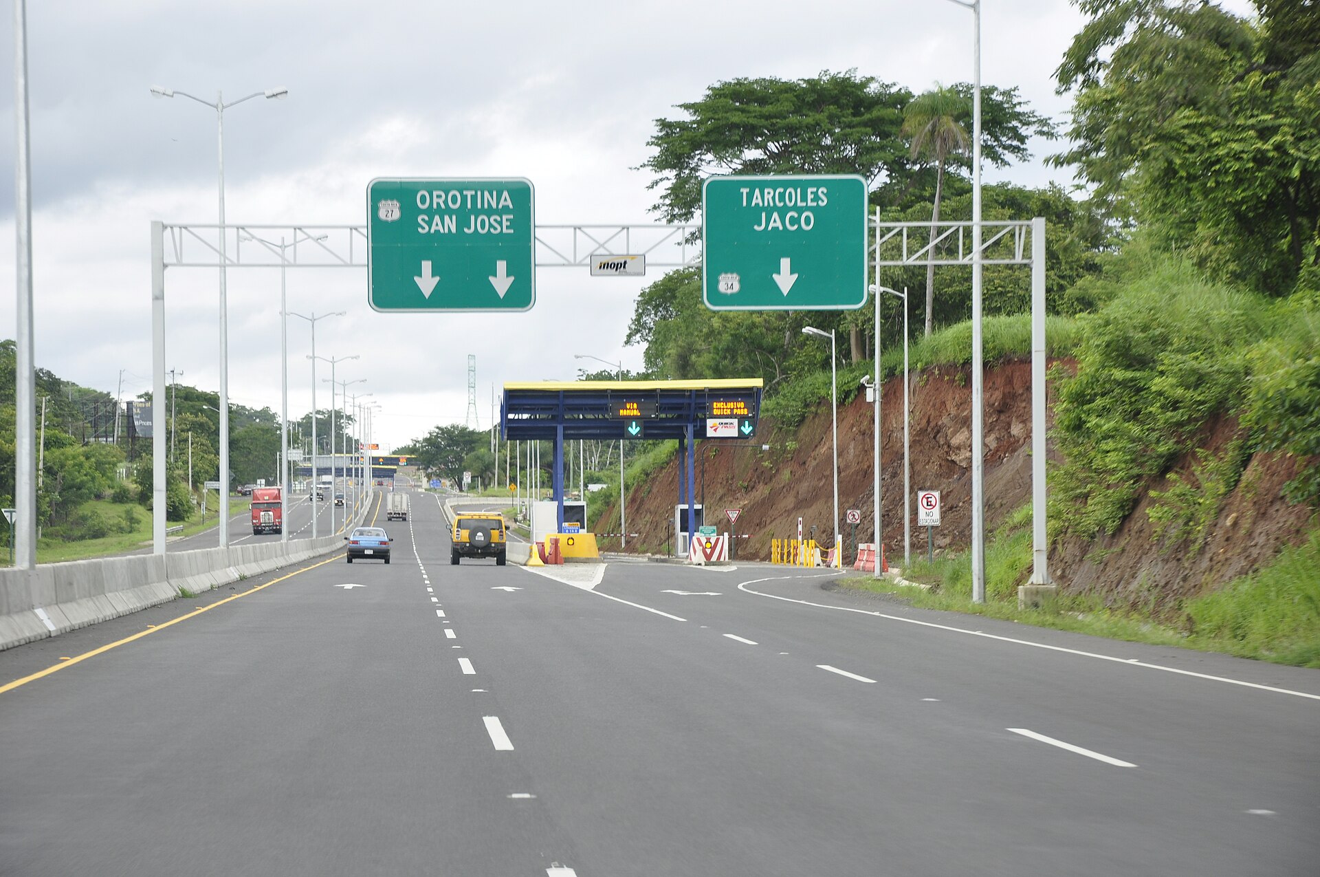 Route panoramique au Costa Rica avec voiture de location — liberté et coûts cachés