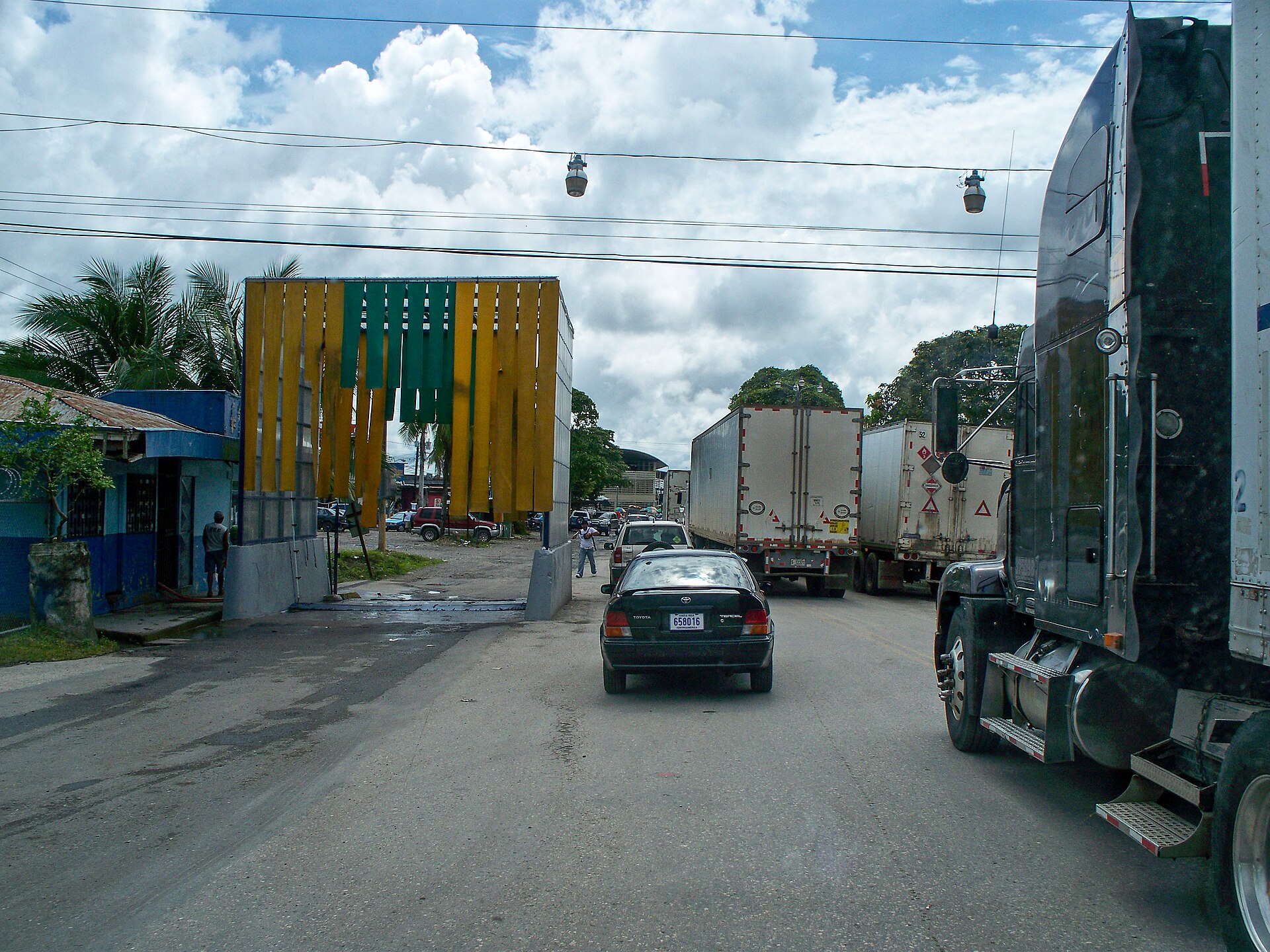 Route panoramique sinueuse à travers la campagne verdoyante du Costa Rica