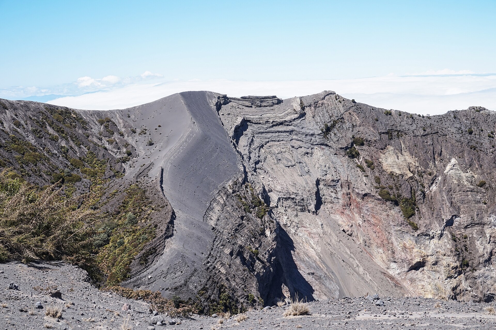 Cratère volcanique et nuages dans les hauts plateaux du Costa Rica
